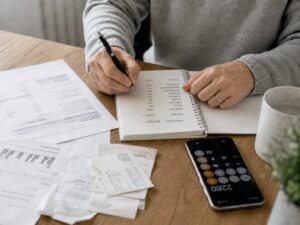 Budget familiare con entrate, uscite e pianificazione del risparmio